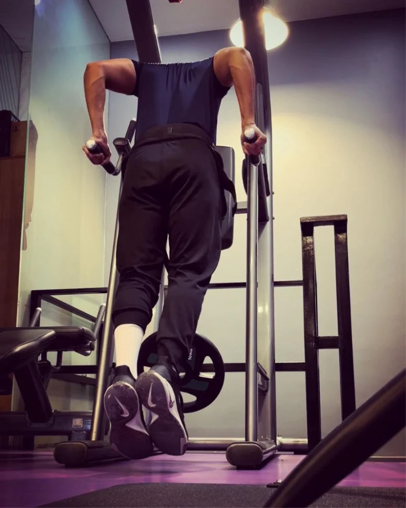 Chirag Selot doing Weighted Dips